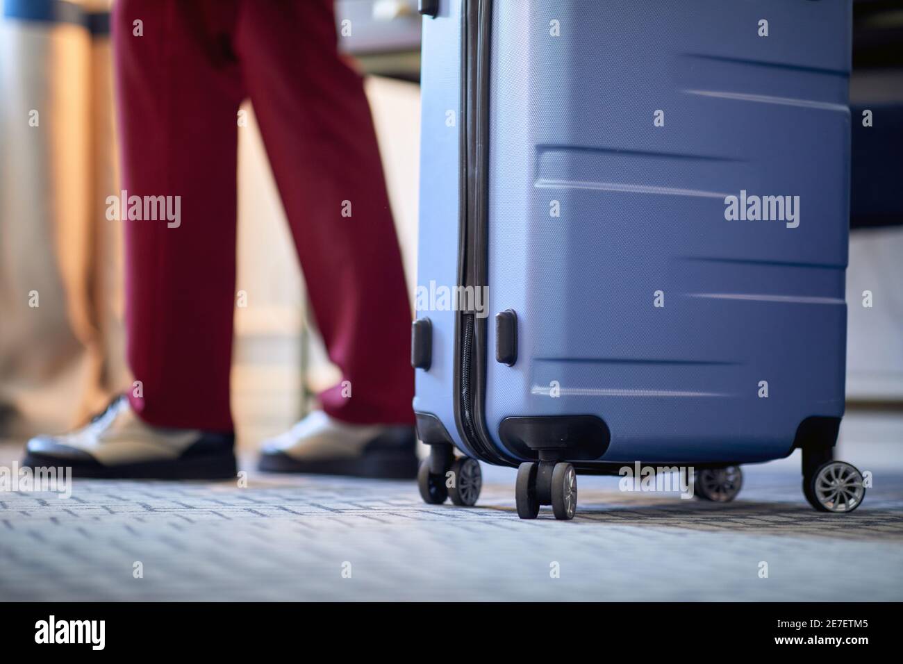 Une jeune femme d'affaires et sa valise dans la chambre d'hôtel lors de son voyage d'affaires. Hôtel, affaires, personnes Banque D'Images