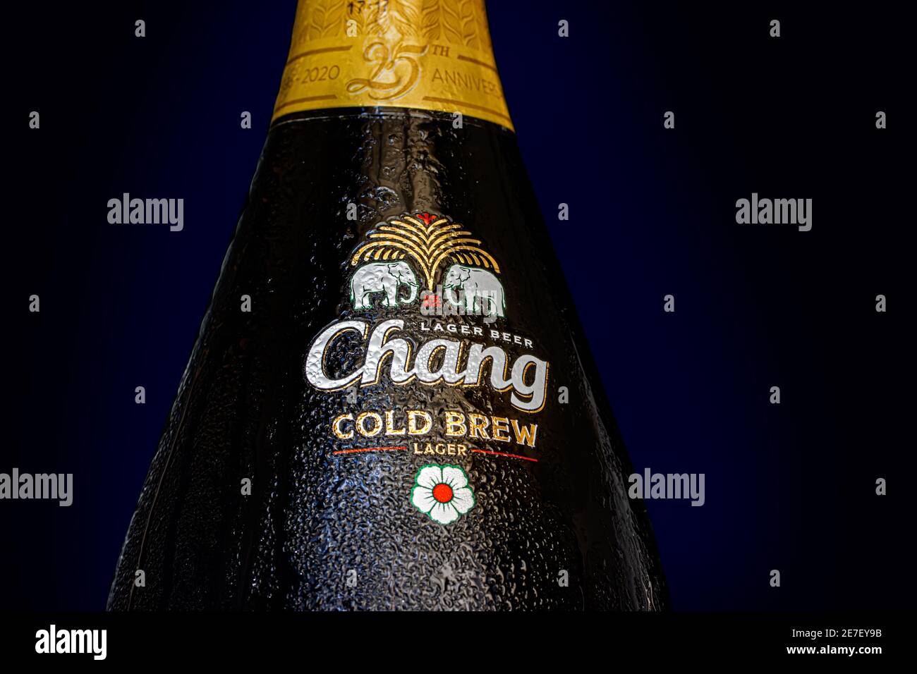 BANGKOK, THAÏLANDE, JUIN 01 2020, la bouteille de bière de marque Chang, gros plan. Une boisson alcoolisée thaïlandaise traditionnelle - bière froide avec le logo Chang. Banque D'Images