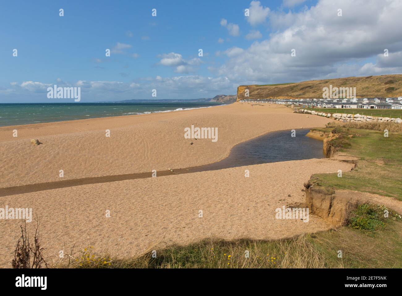 Plage de sable d'eau douce Dorset Jurassic vue de la côte sud vers l'ouest Bay Angleterre Royaume-Uni Banque D'Images