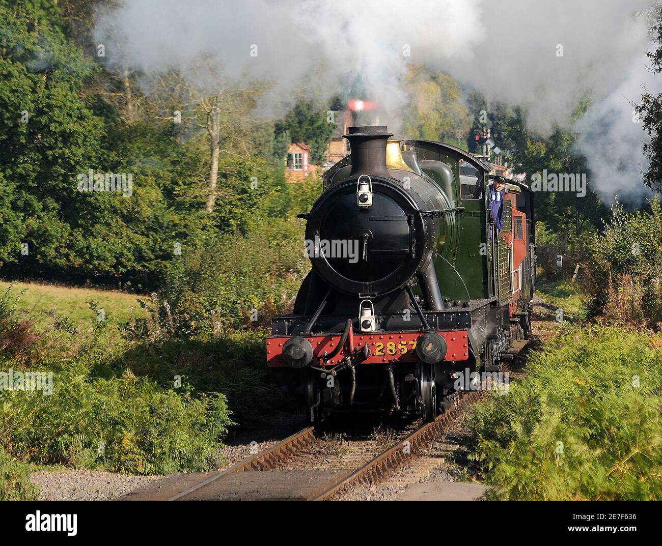 '2857' en passant par Hampton Loade avec un train de marchandises en direction du sud. Banque D'Images