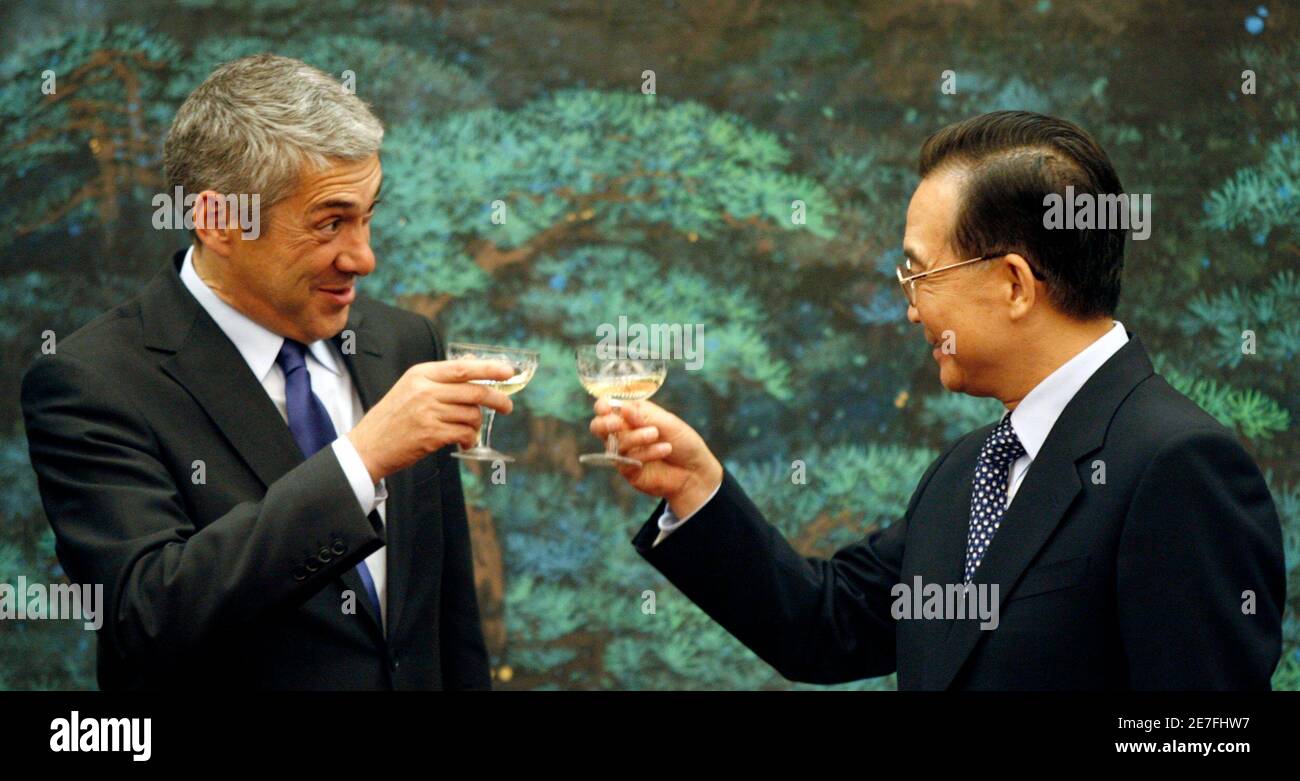 China's Prime Minister Wen Jiabao (R) and visiting Portuguese counterpart Jose Socrates toast after witnessing a bilateral agreements signing ceremony at the Great Hall of the People in Beijing January 31, 2007. REUTERS/Claro Cortes IV (CHINA) Banque D'Images