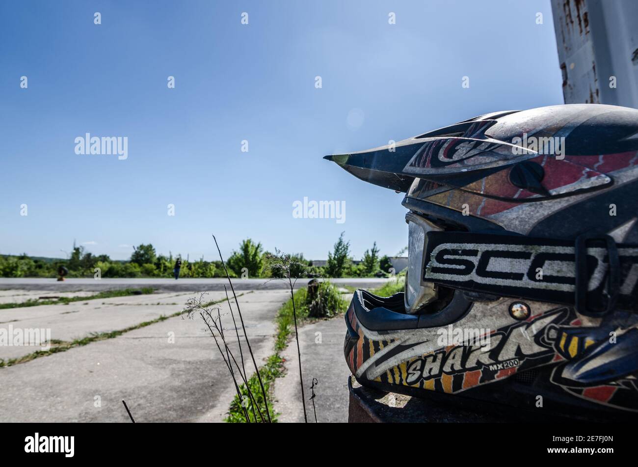 Ancien casque de moto et terrain d'entraînement Banque D'Images