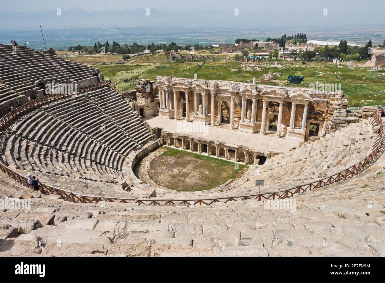 Amphithéâtre monumental au site archéologique de l'ancienne ville grecque de Hiérapolis, près de Pamukkale, Denizli, Turquie Banque D'Images