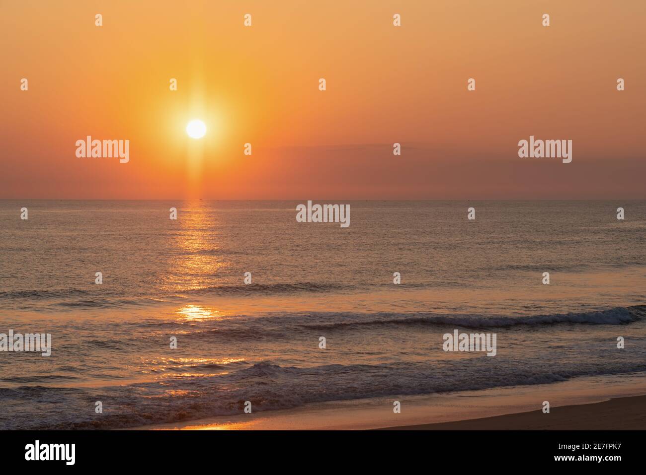 Heure d'or sur une plage avec de l'eau douce. Coucher de soleil  époustouflant Photo Stock - Alamy