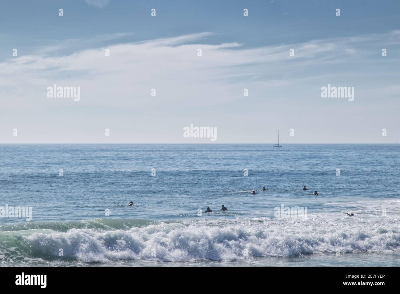 plage de carcavelos avec surf et bateau. Banque D'Images