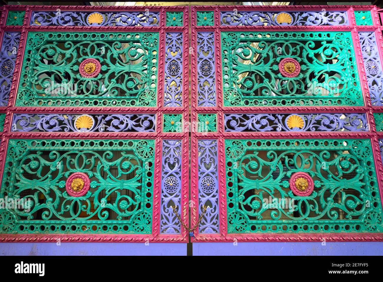 Portes en fer rose et violet de Smithfield Market, London Central Markets, Farringdon, Londres, Royaume-Uni Banque D'Images