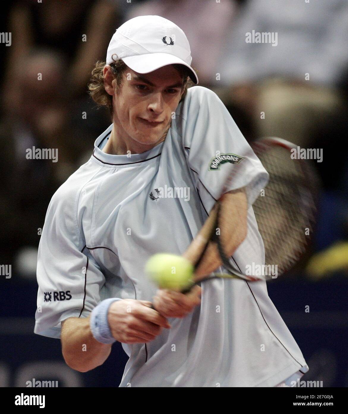 Britain's Andy Murray returns a backhand to compatriot Tim Henman during  their first round match at the Swiss Indoors in Basel, Switzerland, October  26, 2005. REUTERS/Siggi Bucher Photo Stock - Alamy