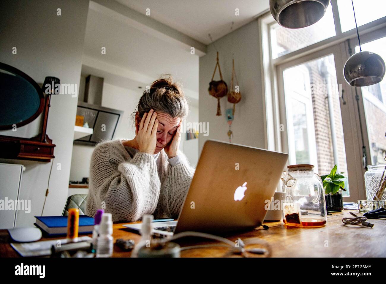 Une femme travaille à domicile au cours de la deuxième vague de nouvelles mesures de la pandémie COVID-19, à la Haye, aux pays-Bas, le 29 janvier 2021. L'anxiété et le stress ont dévoré le travail à la maison. Photo de Robin Utrecht/ABACAPRESS.COM Banque D'Images