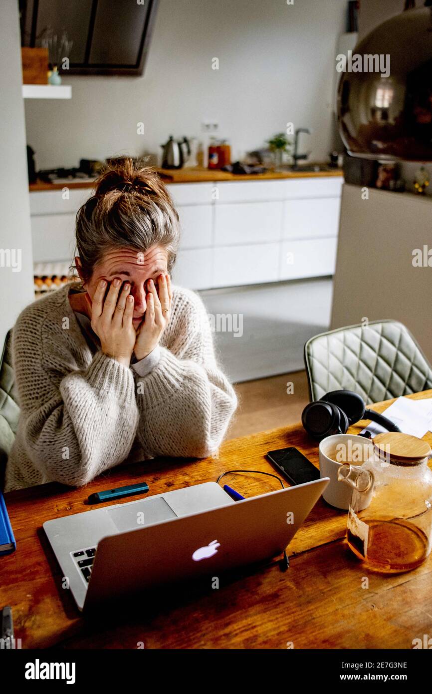 Une femme travaille à domicile au cours de la deuxième vague de nouvelles mesures de la pandémie COVID-19, à la Haye, aux pays-Bas, le 29 janvier 2021. L'anxiété et le stress ont dévoré le travail à la maison. Photo de Robin Utrecht/ABACAPRESS.COM Banque D'Images