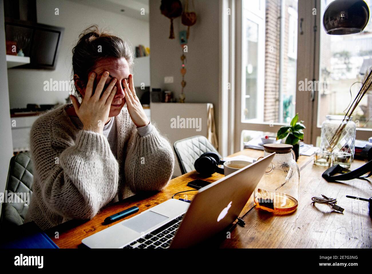 Une femme travaille à domicile au cours de la deuxième vague de nouvelles mesures de la pandémie COVID-19, à la Haye, aux pays-Bas, le 29 janvier 2021. L'anxiété et le stress ont dévoré le travail à la maison. Photo de Robin Utrecht/ABACAPRESS.COM Banque D'Images