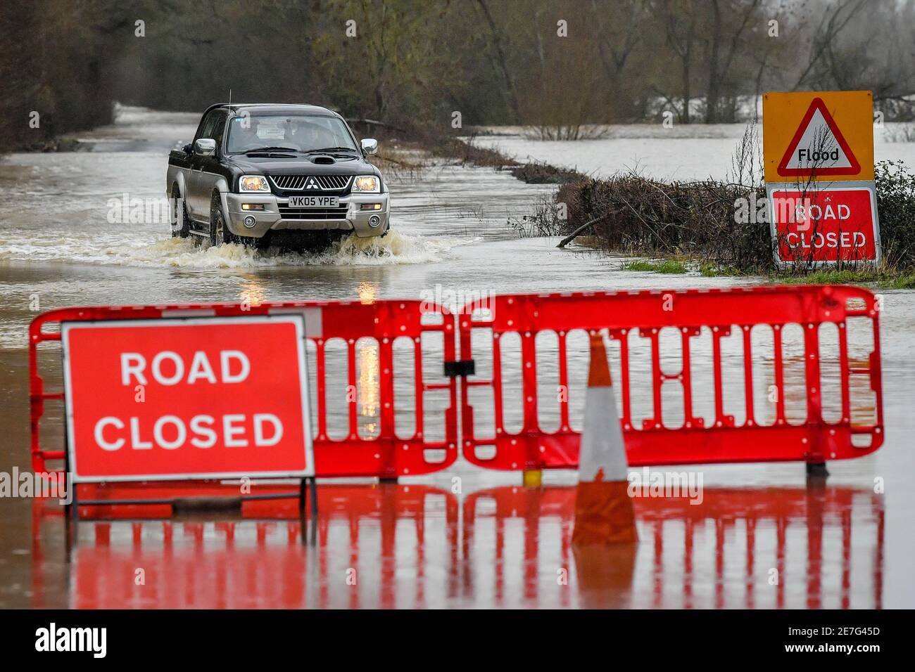 Un véhicule 4x4 parvient à traverser les eaux de crue sur le B1243 fermé à Lower Applerlay, Gloucestershire. Le Royaume-Uni se vante de la neige et du déneigement dans les prochains jours, et le met Office émet des avertissements météorologiques. Date de la photo: Samedi 30 janvier 2021. Banque D'Images