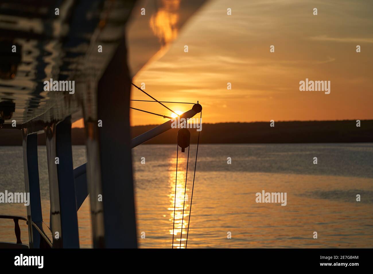 magnifique et spectaculaire coucher de soleil sur un yacht à moteur avec des réflexions sur la peinture blanche et les détails du bateau, situé dans la baie de darwin de ge Banque D'Images