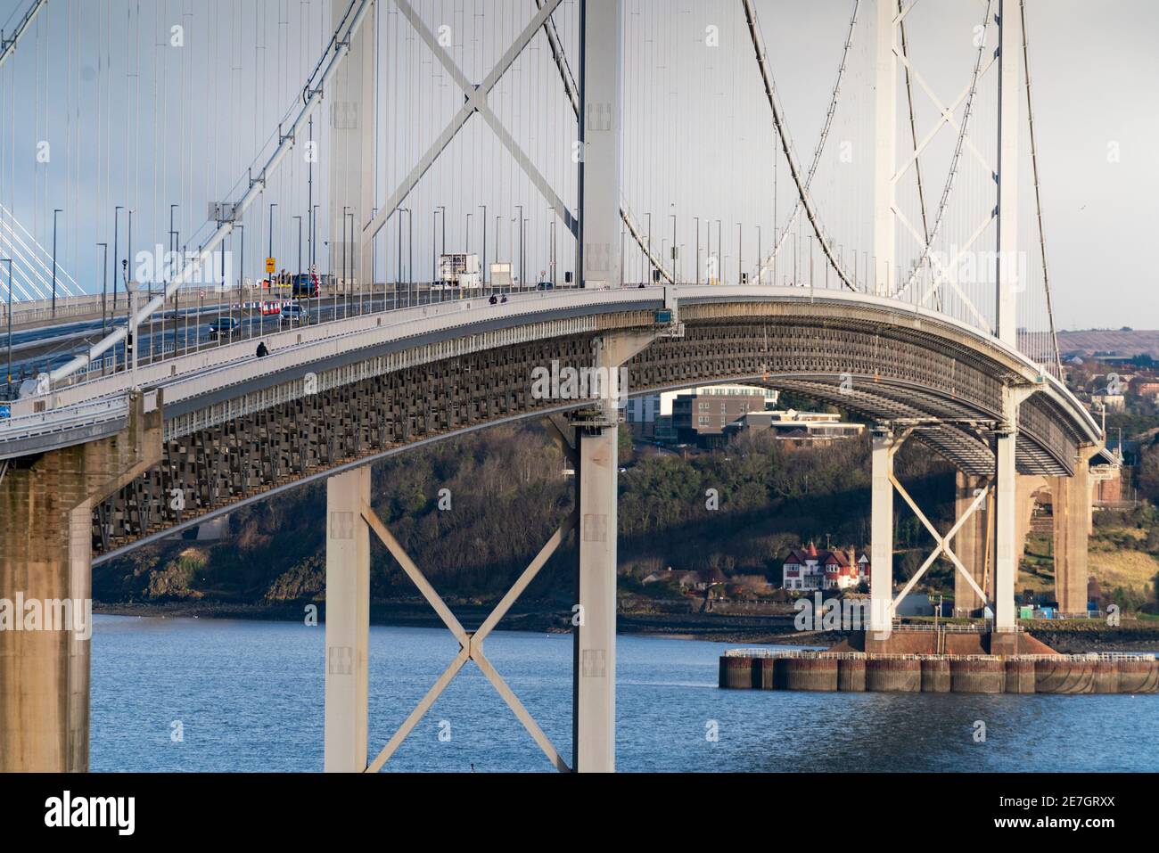 South Queensferry, Écosse, Royaume-Uni. 30 janvier 2021. Le pont Queensferry Crossing est fermé et le pont Forth Road est ouvert à toute la circulation ce matin alors que l'expérience de détournement temporaire de la circulation est effectuée. Les exploitants de routes étudient la possibilité de détourner le trafic de la M90 de Queensferry Crossing sur le pont de Forth Road à des moments où le Queensferry Crossing doit fermer en raison de la présence de glace sur les câbles, par exemple. Des travaux de gestion de la circulation importants sont toutefois nécessaires car aucun point d'accès direct à la circulation n'a été construit entre les voies de circulation sur chaque pont. Pic ; trafic et pe Banque D'Images