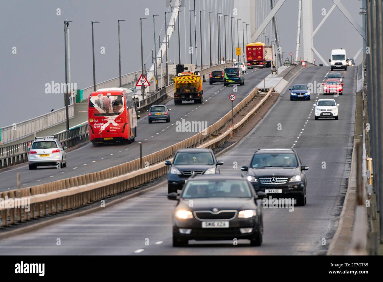 South Queensferry, Écosse, Royaume-Uni. 30 janvier 2021. Le pont Queensferry Crossing est fermé et le pont Forth Road est ouvert à toute la circulation ce matin alors que l'expérience de détournement temporaire de la circulation est effectuée. Les exploitants de routes étudient la possibilité de détourner le trafic de la M90 de Queensferry Crossing sur le pont de Forth Road à des moments où le Queensferry Crossing doit fermer en raison de la présence de glace sur les câbles, par exemple. Des travaux de gestion de la circulation importants sont toutefois nécessaires car aucun point d'accès direct à la circulation n'a été construit entre les voies de circulation sur chaque pont. Pic ; trafic et pe Banque D'Images