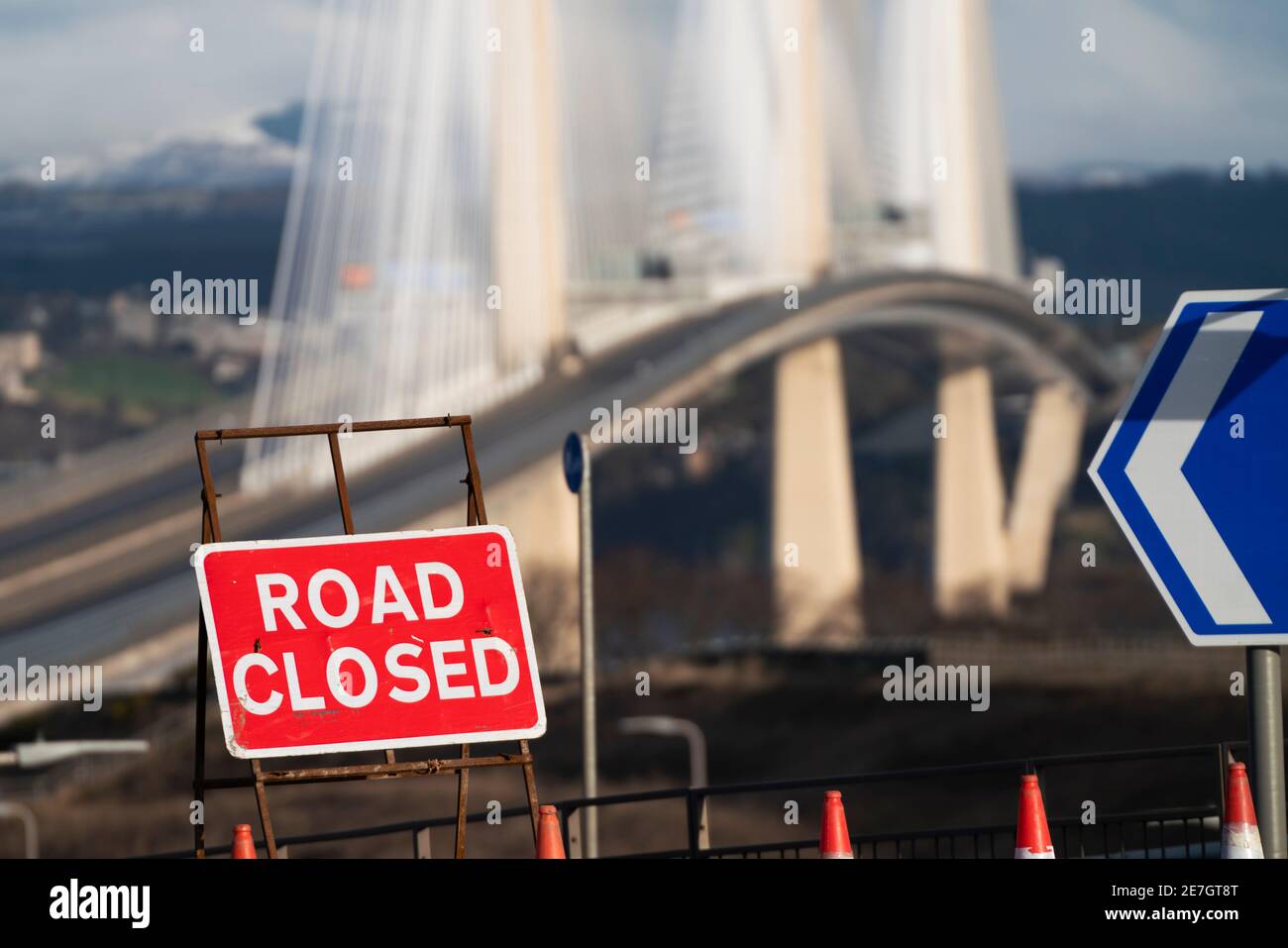 South Queensferry, Écosse, Royaume-Uni. 30 janvier 2021. Le pont Queensferry Crossing est fermé et le pont Forth Road est ouvert à toute la circulation ce matin alors que l'expérience de détournement temporaire de la circulation est effectuée. Les exploitants de routes étudient la possibilité de détourner le trafic de la M90 de Queensferry Crossing sur le pont de Forth Road à des moments où le Queensferry Crossing doit fermer en raison de la présence de glace sur les câbles, par exemple. Des travaux de gestion de la circulation importants sont toutefois nécessaires car aucun point d'accès direct à la circulation n'a été construit entre les voies de circulation sur chaque pont. Pic ; l'autoroute M90 est Banque D'Images