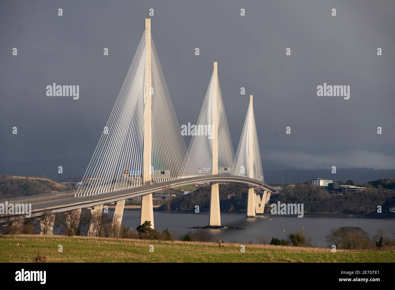 South Queensferry, Écosse, Royaume-Uni. 30 janvier 2021. Le pont Queensferry Crossing est fermé et le pont Forth Road est ouvert à toute la circulation ce matin alors que l'expérience de détournement temporaire de la circulation est effectuée. Les exploitants de routes étudient la possibilité de détourner le trafic de la M90 de Queensferry Crossing sur le pont de Forth Road à des moments où le Queensferry Crossing doit fermer en raison de la présence de glace sur les câbles, par exemple. Des travaux de gestion de la circulation importants sont toutefois nécessaires car aucun point d'accès direct à la circulation n'a été construit entre les voies de circulation sur chaque pont. Pic ; l'autoroute M90 est Banque D'Images