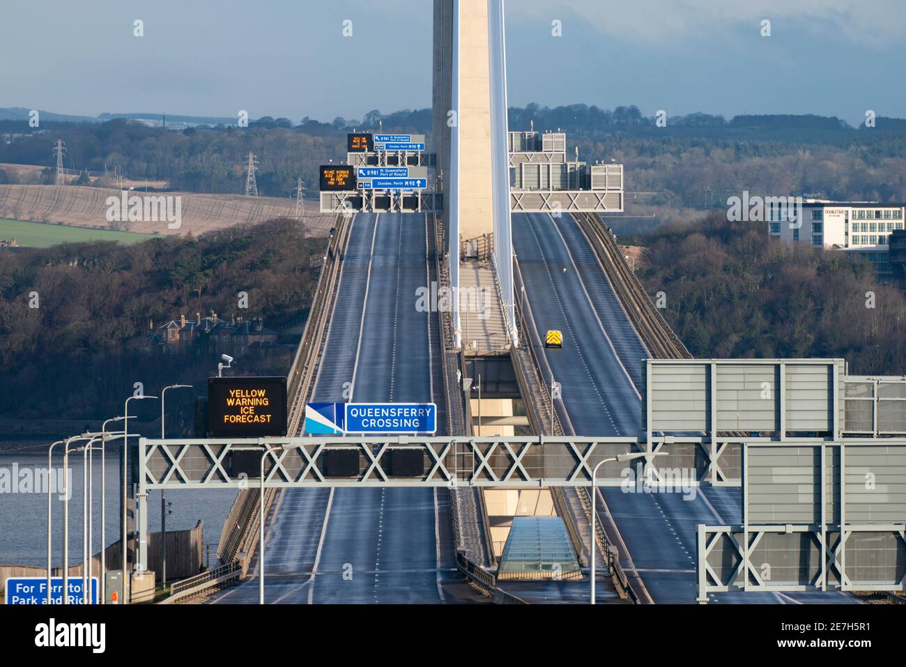 South Queensferry, Écosse, Royaume-Uni. 30 janvier 2021. Le pont Queensferry Crossing est fermé et le pont Forth Road est ouvert à toute la circulation ce matin alors que l'expérience de détournement temporaire de la circulation est effectuée. Les exploitants de routes étudient la possibilité de détourner le trafic de la M90 de Queensferry Crossing sur le pont de Forth Road à des moments où le Queensferry Crossing doit fermer en raison de la présence de glace sur les câbles, par exemple. Des travaux de gestion de la circulation importants sont toutefois nécessaires car aucun point d'accès direct à la circulation n'a été construit entre les voies de circulation sur chaque pont. Pic ; l'autoroute M90 est Banque D'Images