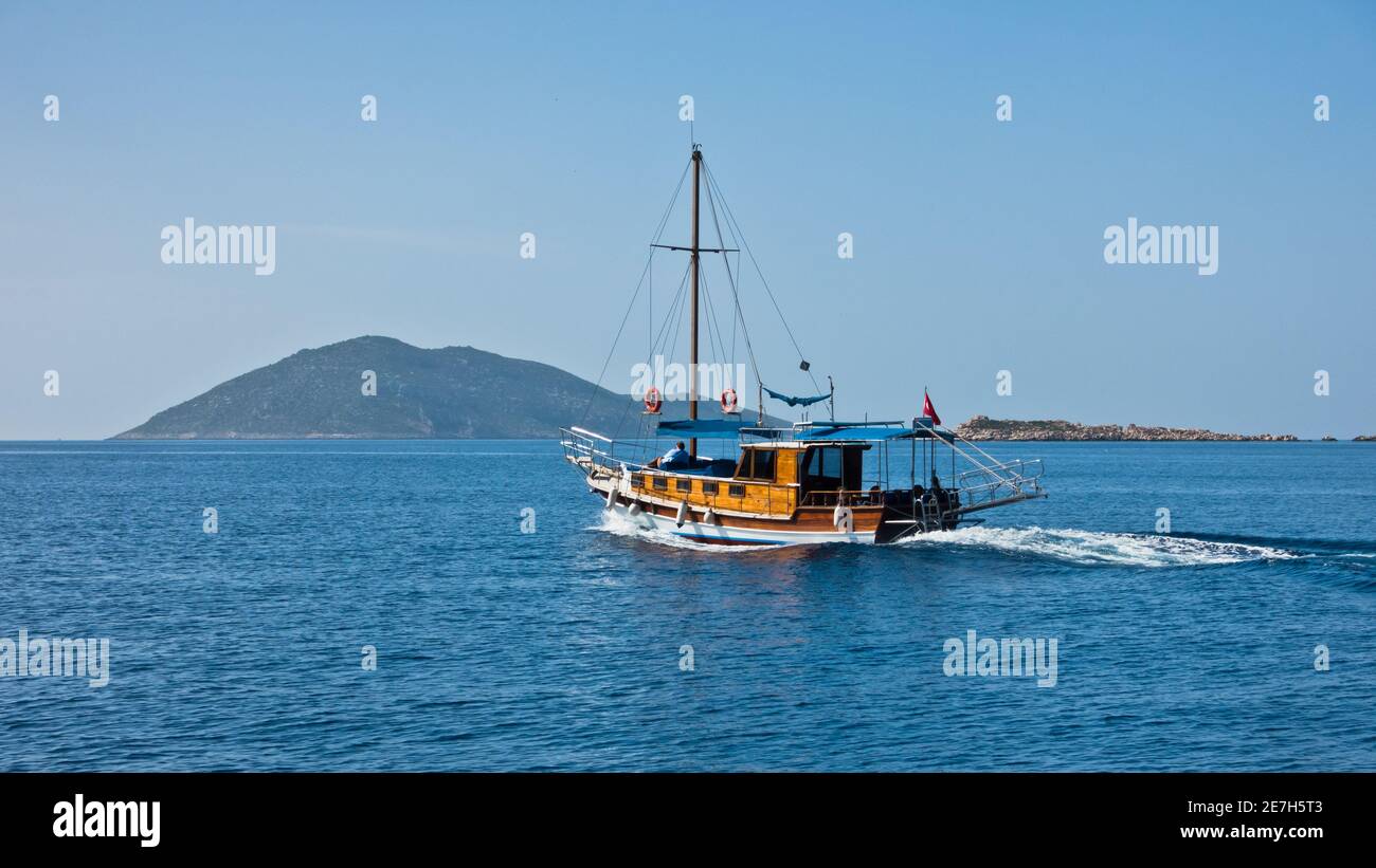 Jour ensoleillé en mer, le bateau se dirige vers l'île de Kekova, près de la ville de Kas, Turquie Banque D'Images