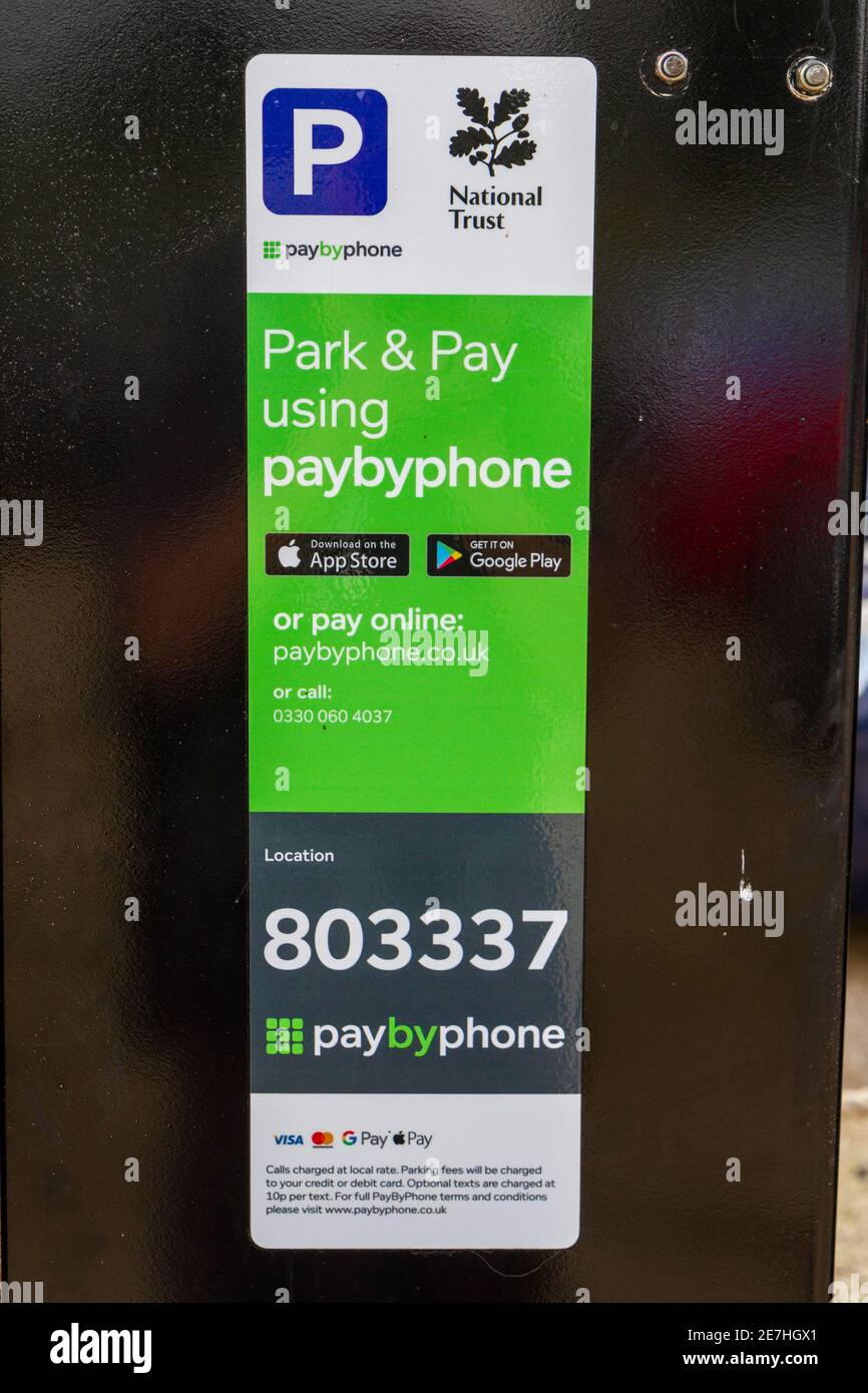 Un panneau d'instruction de paybyphone National Trust au parking de l'Avebury Stone Circles, Wiltshire, Angleterre. Banque D'Images