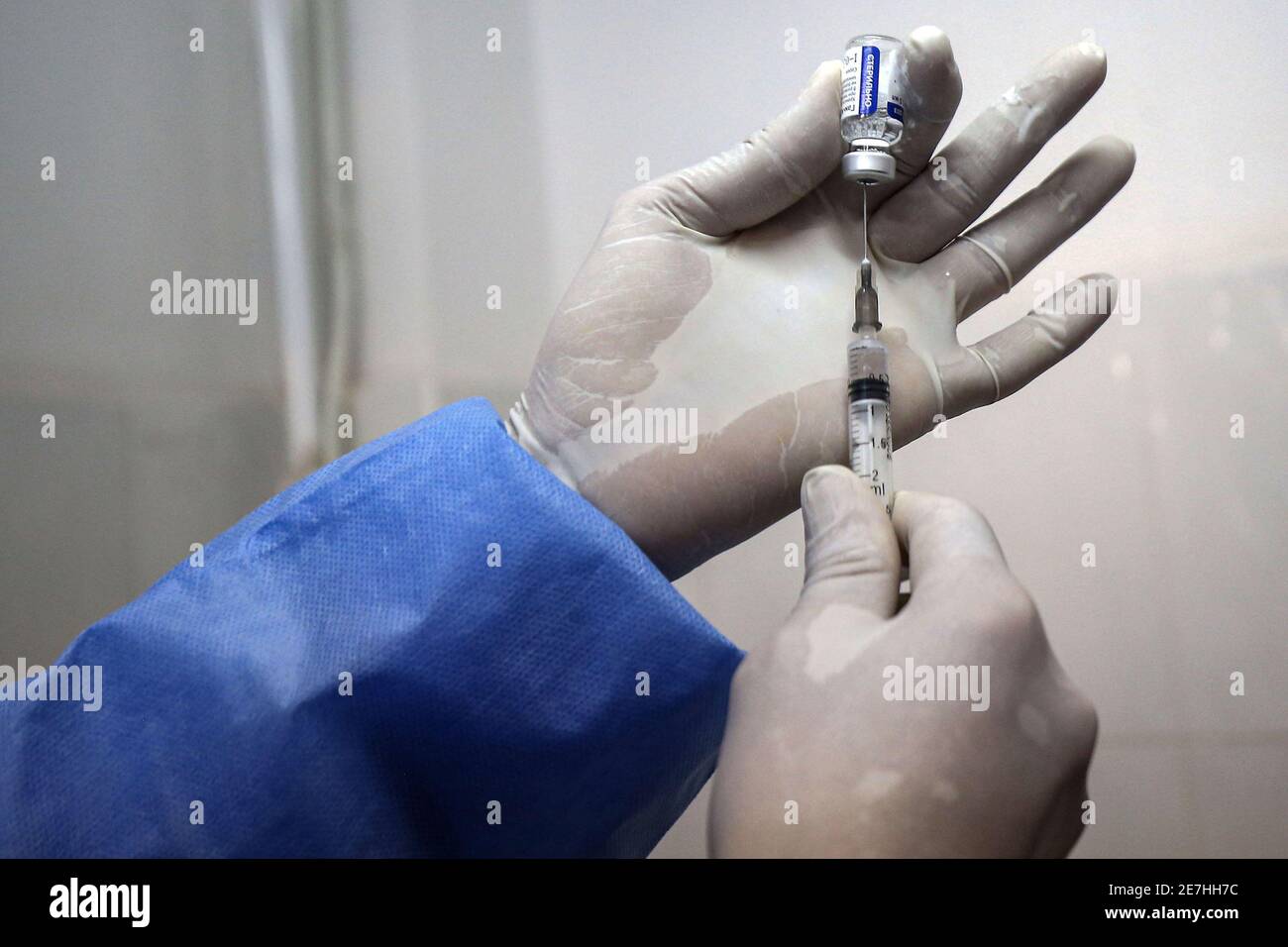 Blida, Algérie. 30 janvier 2021. Un médic remplit une seringue d'un flacon contenant le vaccin russe Spoutnik V COVID-19 dans une clinique de Blida, une ville située à près de 50 kilomètres à l'ouest de la capitale Alger, où l'Algérie a lancé une campagne nationale de vaccination, en commençant dans une province durement touchée par le virus. Credit: Farouk Batiche/dpa/Alay Live News Banque D'Images