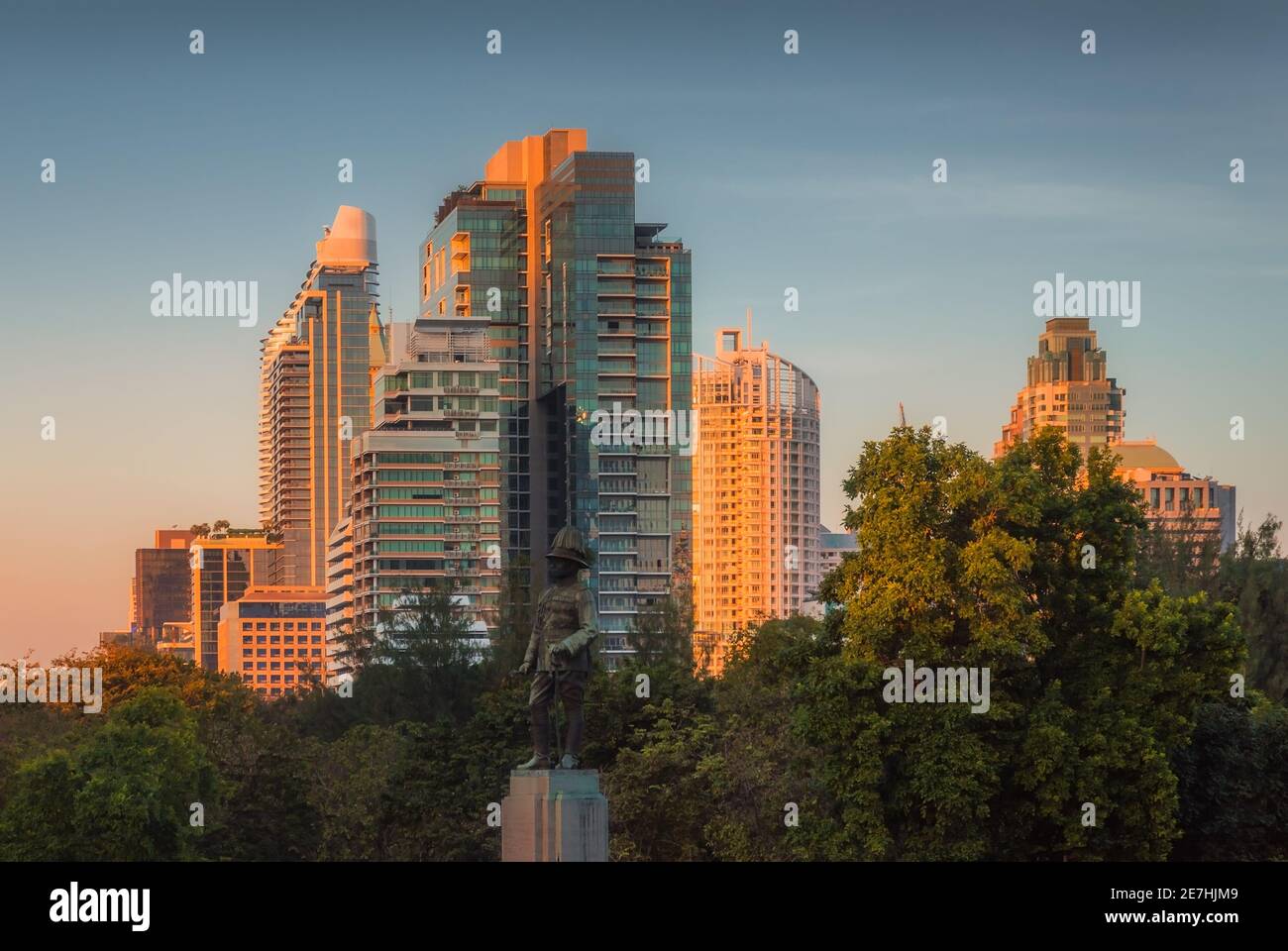 Bâtiments de Bangkok éclairés par le soleil de Setting Banque D'Images