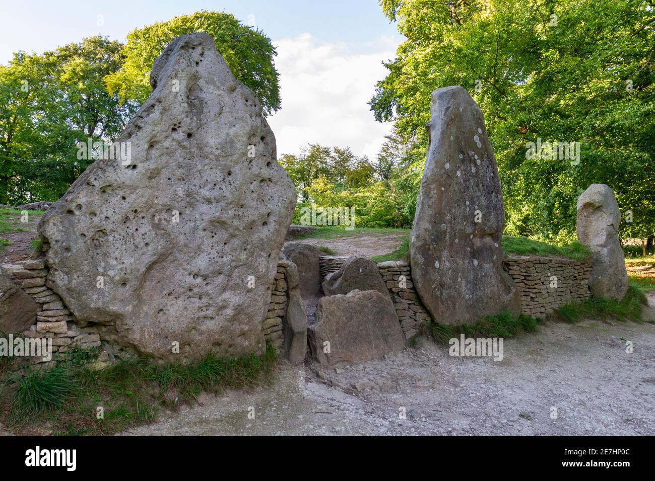 Smithy de Wayland une tombe néolithique sur les Downs au-dessus de la vallée du Cheval blanc dans le sud de l'Oxfordshire, Royaume-Uni. Banque D'Images