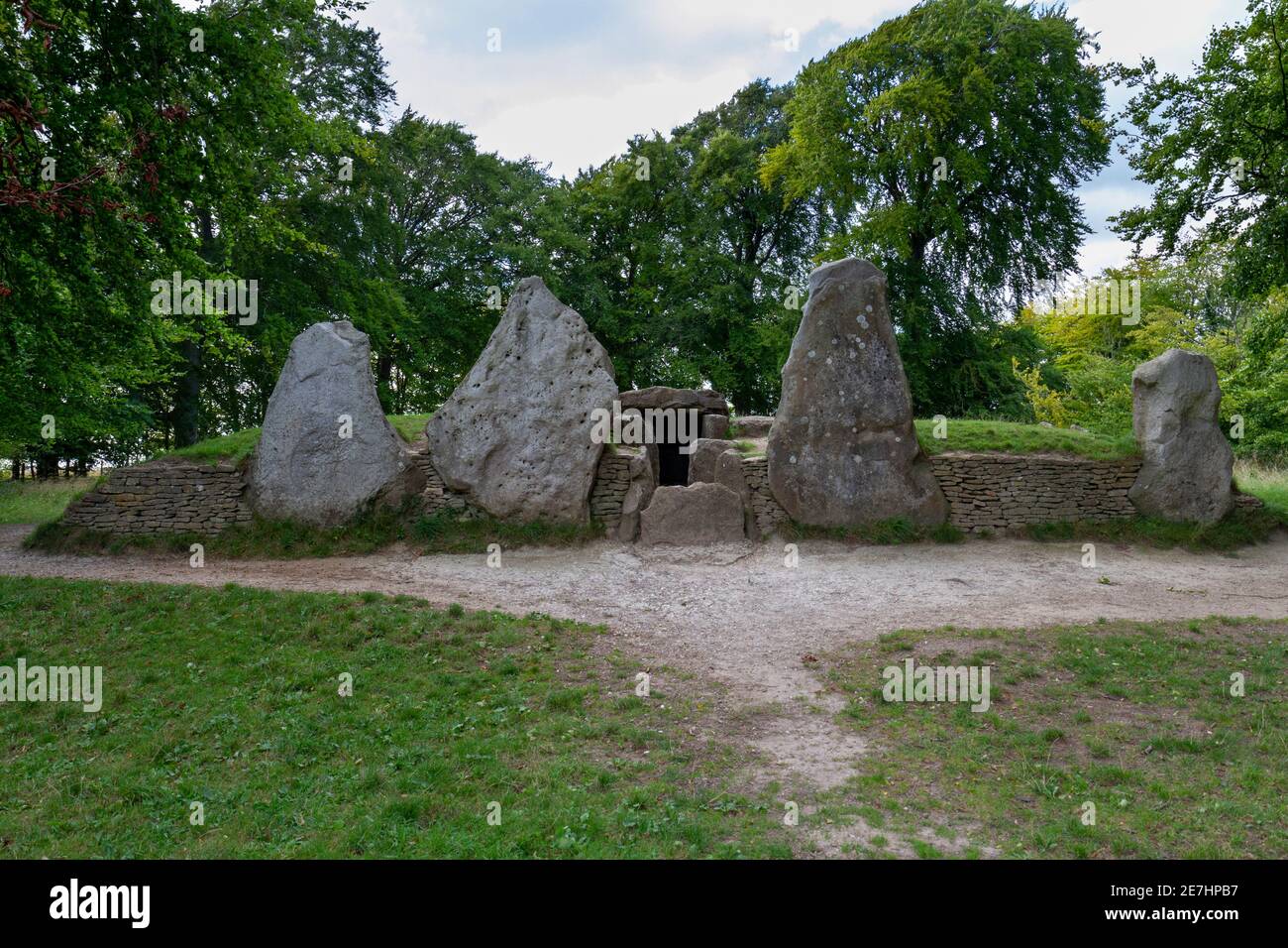 Pierres d'entrée à Wayland's Smithy a Neolithic Tomb sur les Downs au-dessus de la vallée du Cheval blanc dans le sud de l'Oxfordshire, Royaume-Uni. Banque D'Images