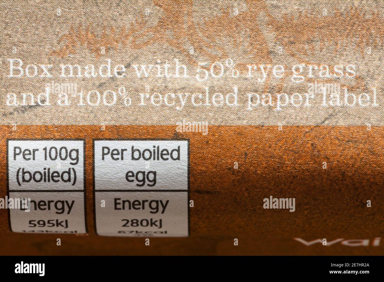 boîte faite avec 50% de l'herbe de seigle et un 100% recyclé Étiquette en papier - détail sur la boîte de milieu Waitrose 6 Œufs gratuits de poules noires britanniques Banque D'Images