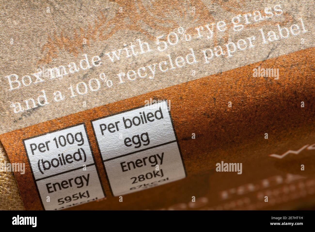 boîte faite avec 50% de l'herbe de seigle et un 100% recyclé Étiquette en papier - détail sur la boîte de milieu Waitrose 6 Œufs gratuits de poules noires britanniques Banque D'Images