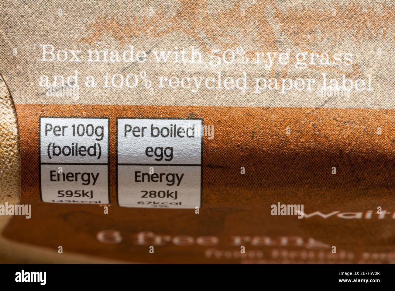 boîte faite avec 50% de l'herbe de seigle et un 100% recyclé Étiquette en papier - détail sur la boîte de milieu Waitrose 6 Œufs gratuits de poules noires britanniques Banque D'Images