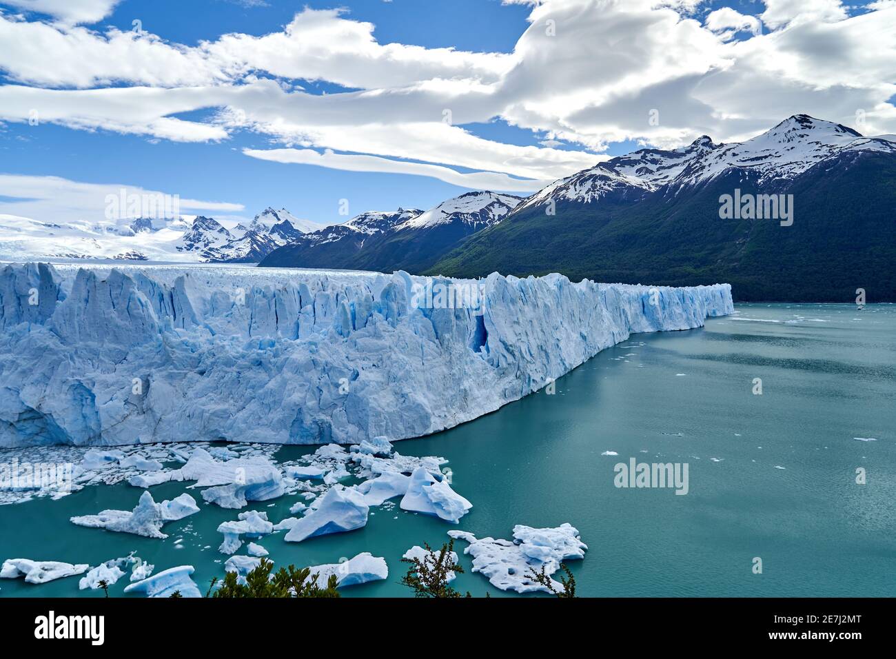 Glace bleue du glacier Perito Moreno dans le parc national des Glaciers en  Patagonie, Argentine avec l'eau turquoise du Lago Argentino au premier  plan, sombre Photo Stock - Alamy