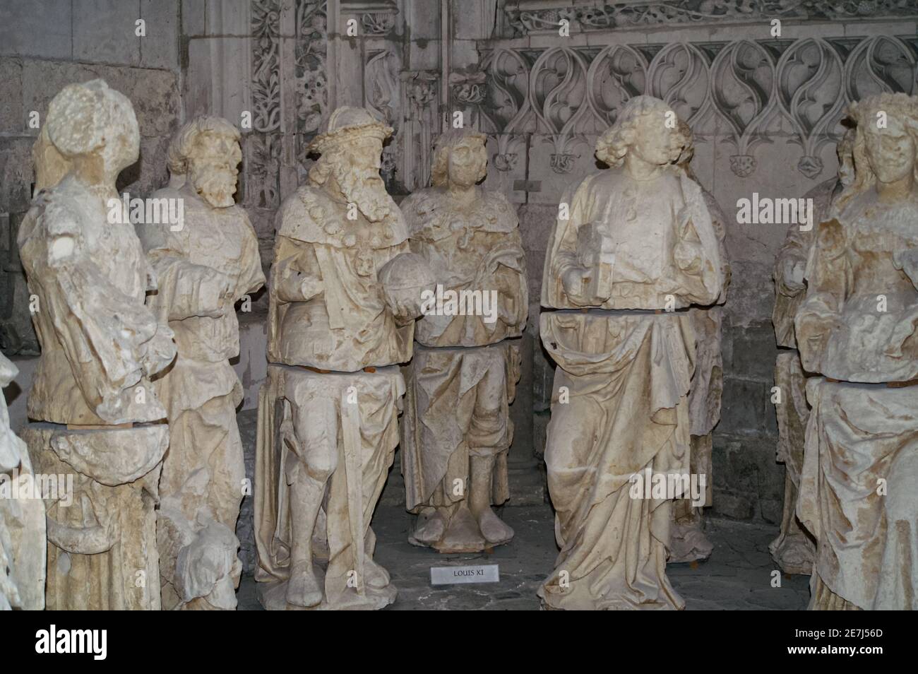 Sculptures médiévales en pierre de figures religieuses à l'intérieur de la cathédrale gothique Banque D'Images