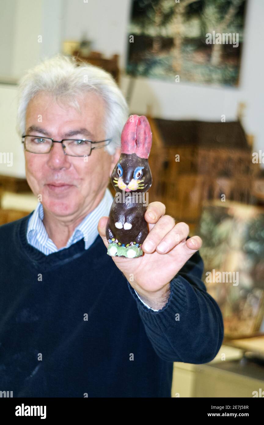 Un chocolatier présente un lapin au chocolat à l'usine de chocolat Beusend Lachelle, France, 2010 Banque D'Images