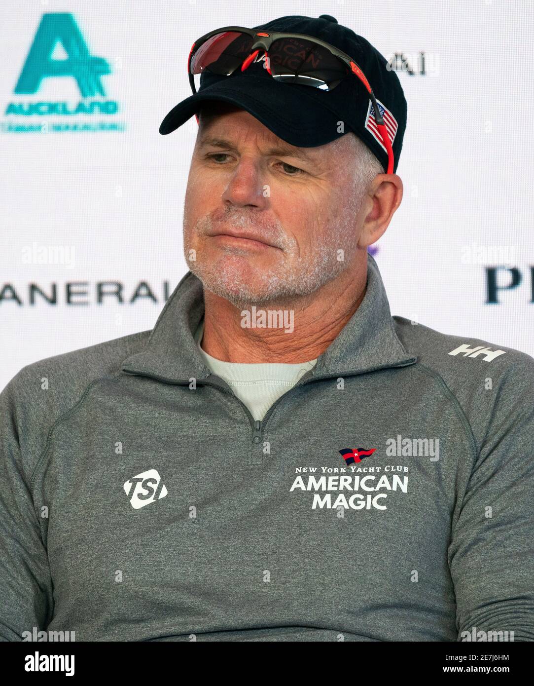 Auckland, Nouvelle-Zélande, le 30 janvier 2021 - Terry Hutchinson, skipper de New York Yacht Club American Magic, écoute lors d'une conférence de presse conjointe à la suite d'une conférence de presse après avoir perdu la demi-finale de la coupe Prada à Luna Rossa Prada Pirelli . L'équipe italienne a remporté la demi-finale 4-0 et rencontrera l'équipe INEOS du Royaume-Uni lors de la finale de la coupe Prada à partir du 12 février. Derrière se trouve la Sky Tower d'Auckland. Crédit : Rob Taggart/Alay Live News Banque D'Images