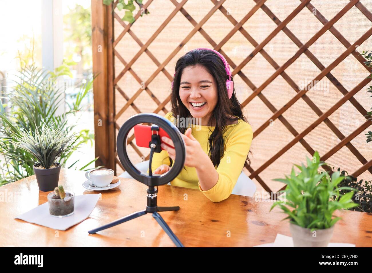 Asian influenceur fille streaming en ligne avec smartphone CAM extérieur à  Restaurant - accent sur le visage Photo Stock - Alamy