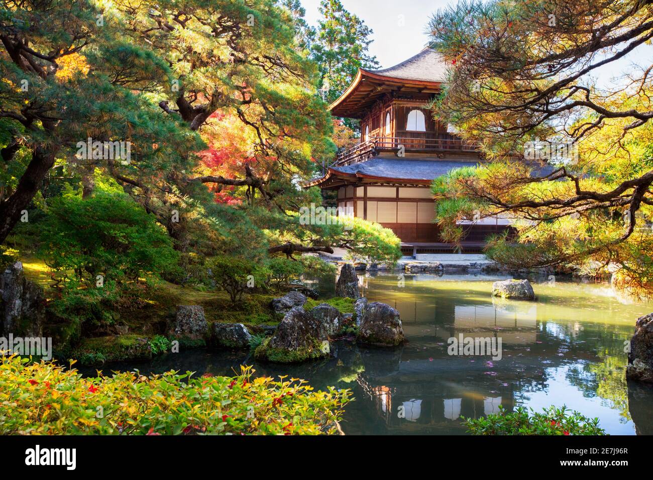 Ginkaku-ji, officiellement connu sous le nom de Jisho-ji pendant la saison momiji d'automne à Kyoto, au Japon Banque D'Images