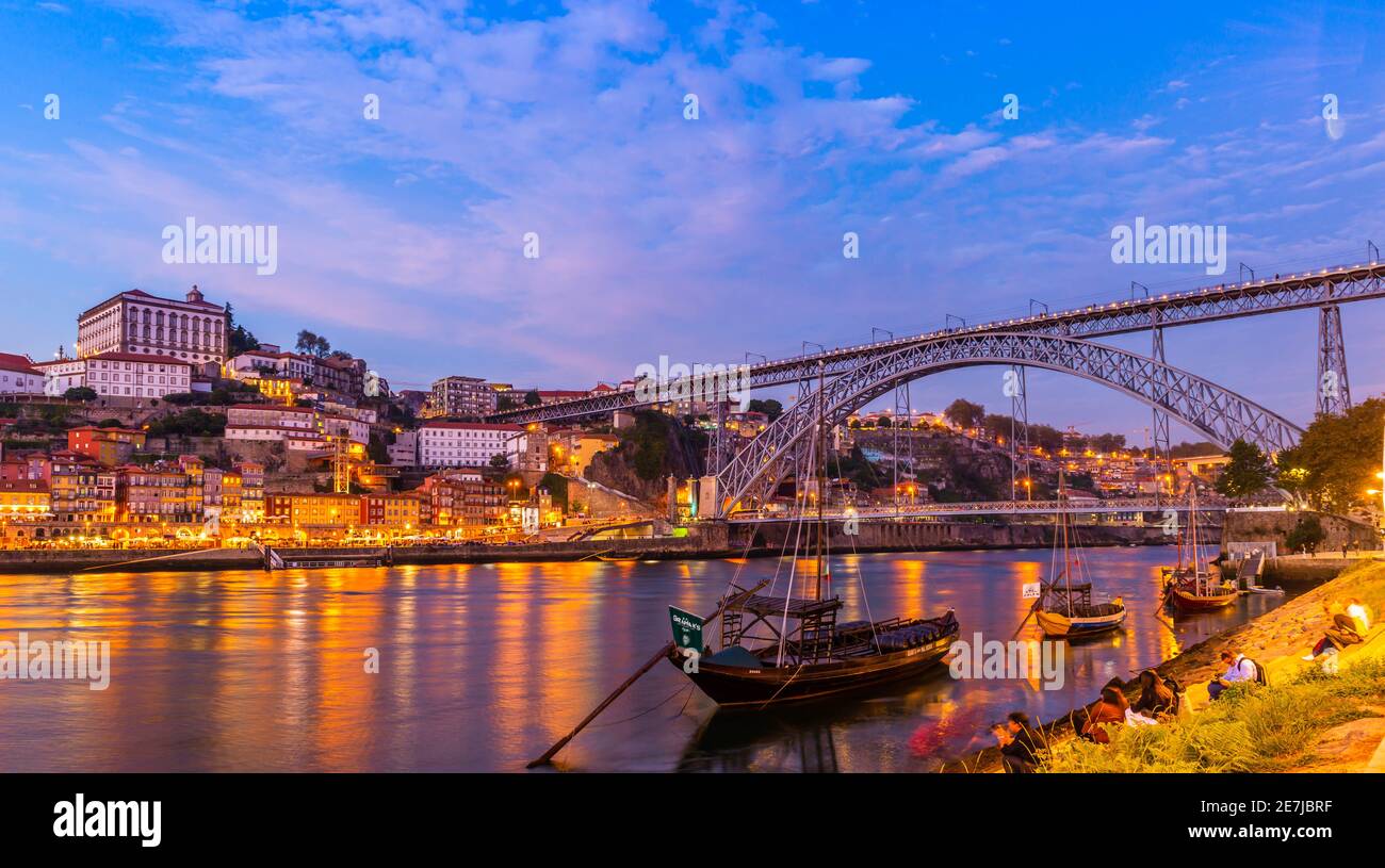 Panorama de la ville de Porto et Dom Luis I Pont sur le fleuve Douro au crépuscule au Portugal Banque D'Images