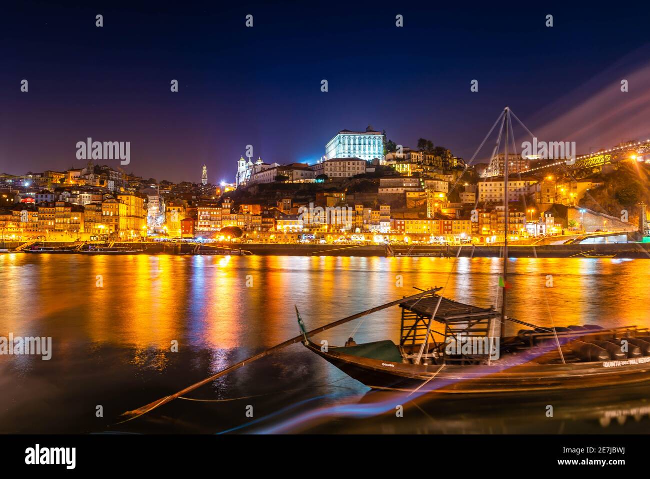 Panorama de la ville de Porto et Dom Luis I Pont sur le fleuve Douro au crépuscule au Portugal Banque D'Images