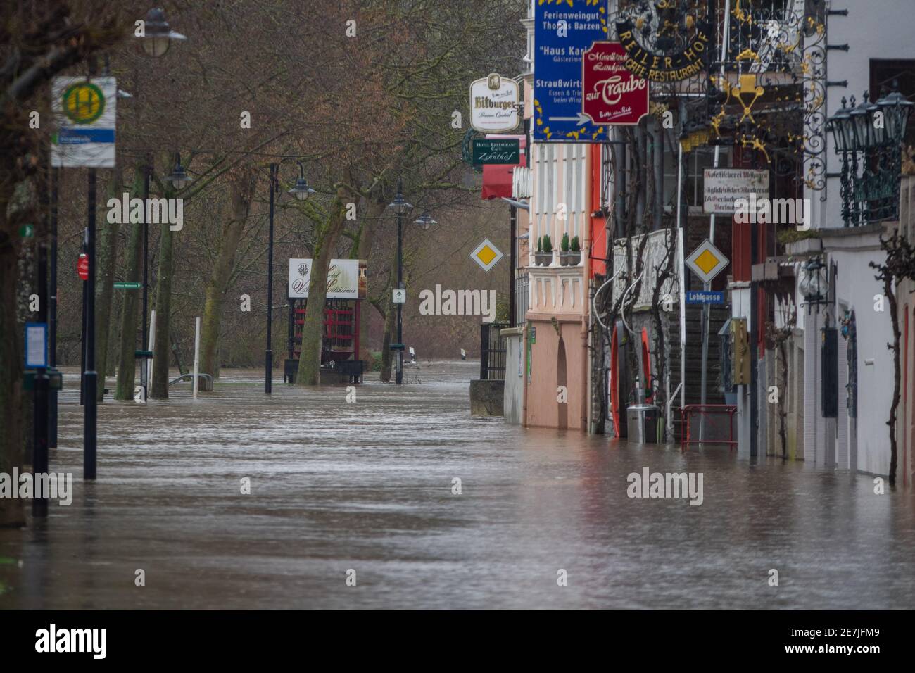 30 janvier 2021, Rhénanie-Palatinat, Reil : la route riveraine de la municipalité de Reil est inondée par les hautes eaux de la Moselle. La poursuite des précipitations et la fonte des neiges devraient augmenter le niveau d'eau à plus de huit mètres dans certains endroits, selon l'avertissement précoce d'inondation. Photo: Harald Tittel/dpa Banque D'Images