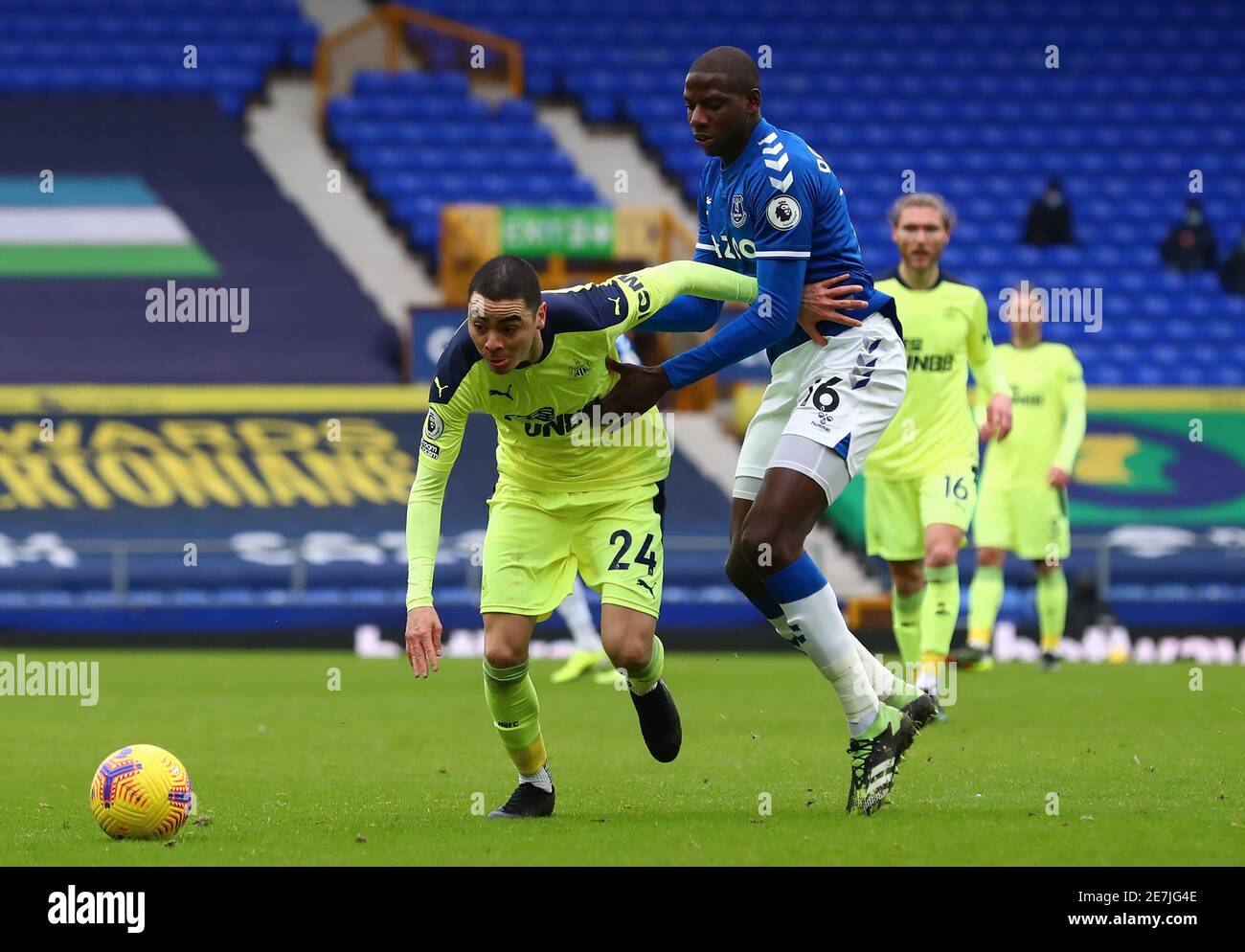 Miguel Almiron (à gauche) de Newcastle United et Abdoulaye Doucours d'Everton se battent pour le ballon lors du match de la Premier League à Goodison Park, Liverpool. Date de la photo: Samedi 30 janvier 2021. Banque D'Images