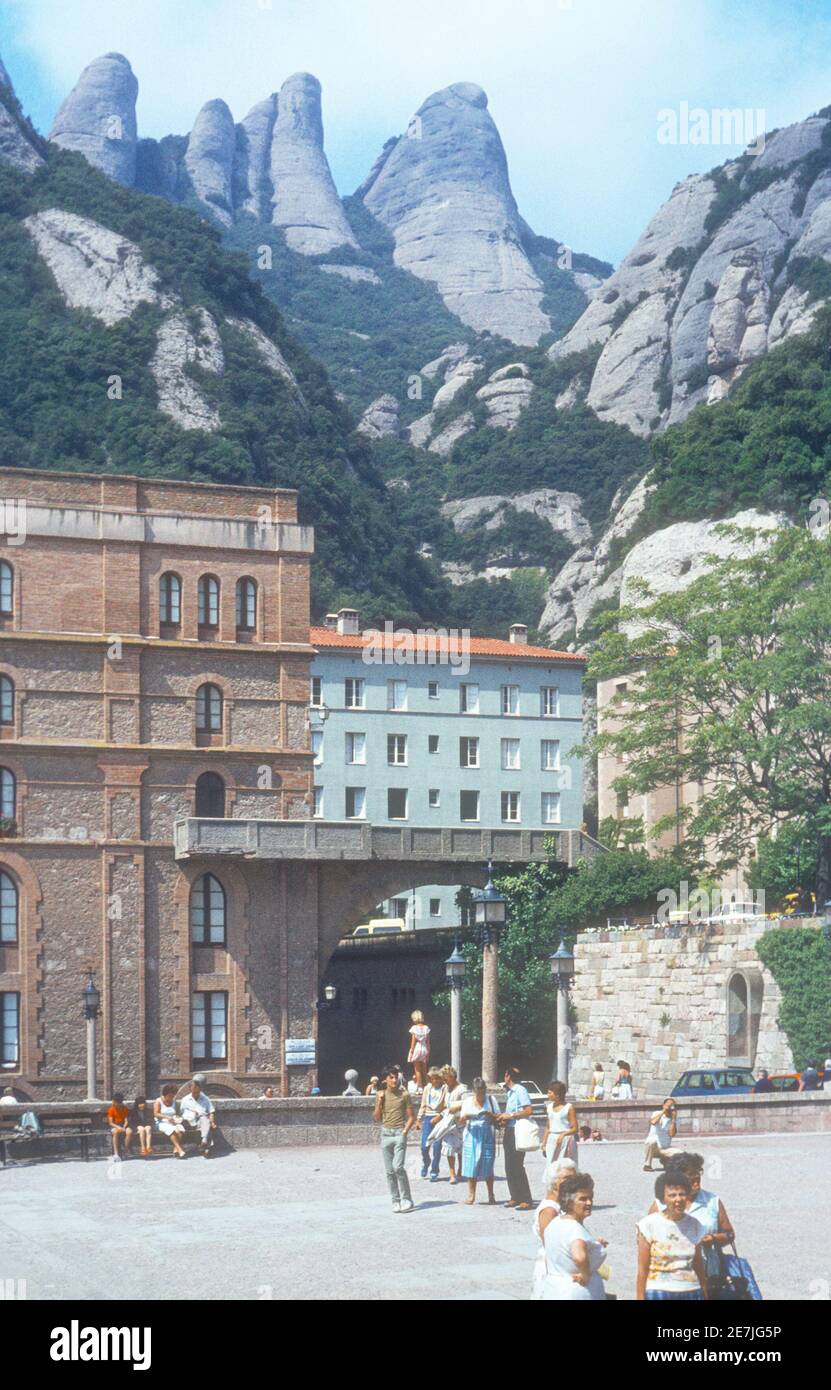 1983 Montserrat Espagne - Montserrat est une magnifique retraite de montagne bénédictine. Montserrat est une chaîne de montagnes à sommets multiples près de Barcelone, en Catalogne, en Espagne. C'est le site de l'abbaye bénédictine, Santa Maria de Montserrat, et le sanctuaire de la Vierge de Montserrat.l'abbaye bénédictine est accessible par la route, le téléphérique d'AERI de Montserrat, ou le chemin de fer de Montserrat rack. Santa Maria de Montserrat est une abbaye de l'ordre de Saint Benoît, Montserrat, Monistrol de Montserrat, Catalogne, Espagne Banque D'Images