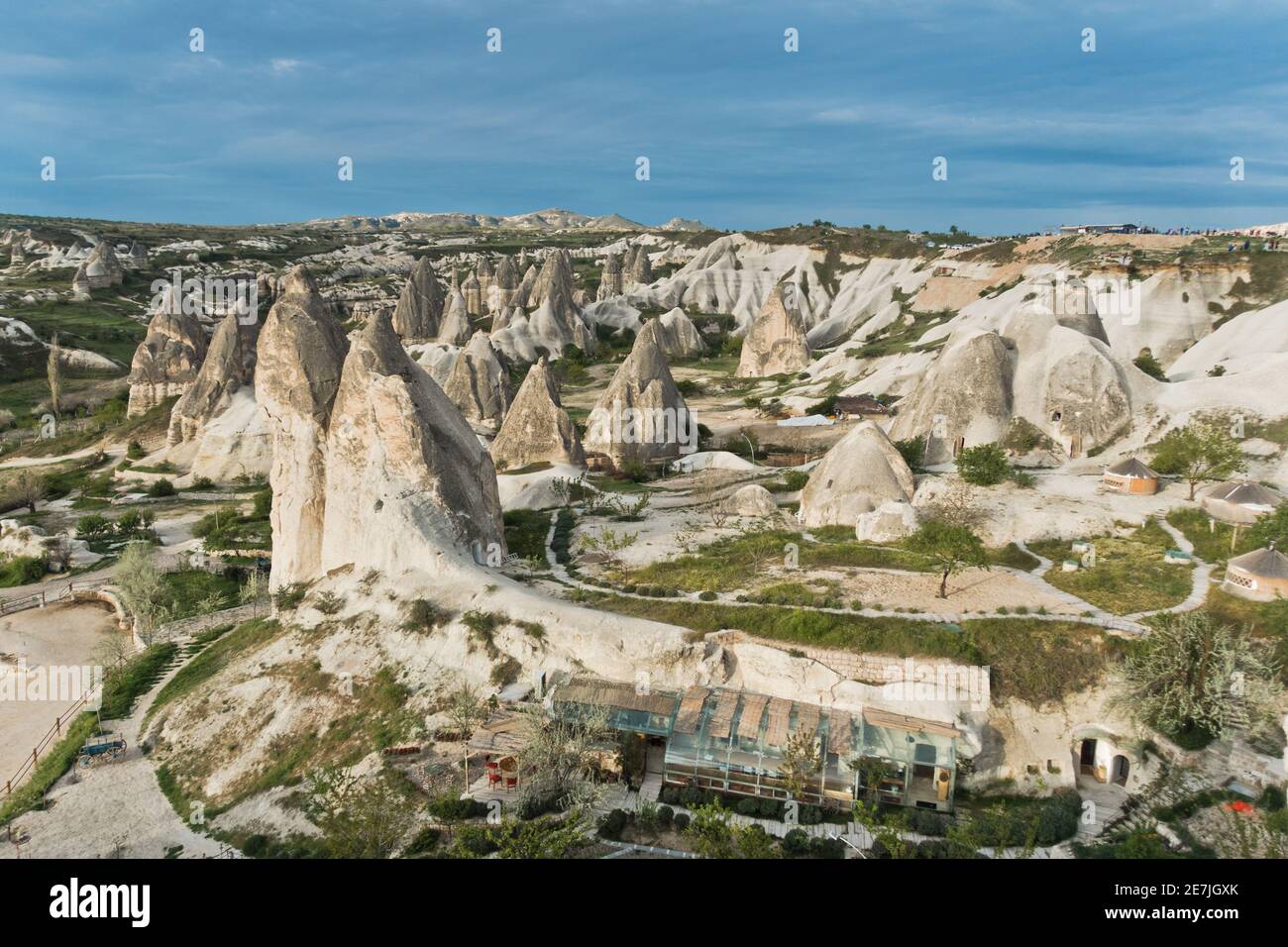 Panorama avec de magnifiques structures en pierre et des grottes près de Göreme à Cappadoce, Anatolie, Turquie Banque D'Images