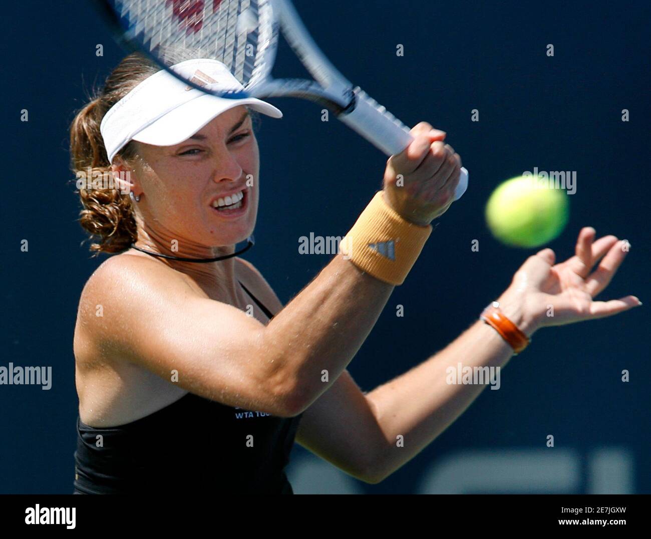 Martina Hingis, de Suisse, retourne un volley à Meilen Tu des États-Unis  pendant leur match au tournoi de tennis féminin Acura Classic 2006 à  Carlsbad, en Californie, le 1er août 2006. REUTERS/MIKEBLAKE(ÉTATS-UNIS