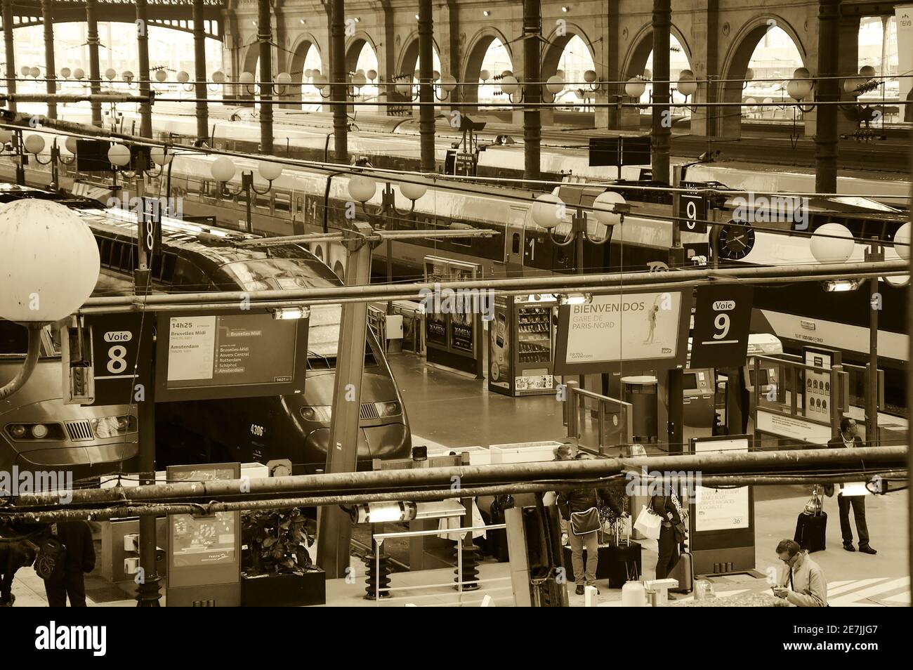 Paris, France. Gare de Paris Nord (Gare du Nord). North Station est une passerelle vers la Belgique, l'Allemagne, les pays-Bas et le Royaume-Uni. Photo historique sépia Banque D'Images