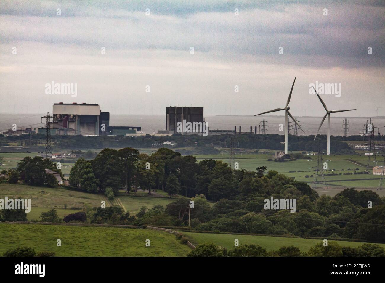 Heysham, Lancashire, Royaume-Uni, 12 juin 2017 La ruse et la journée froide dans North Lancasham Energy Capital avec des éoliennes nichées à proximité des réacteurs nucléaires Heysham 1 et Hetsham 2 d'EDF. Banque D'Images