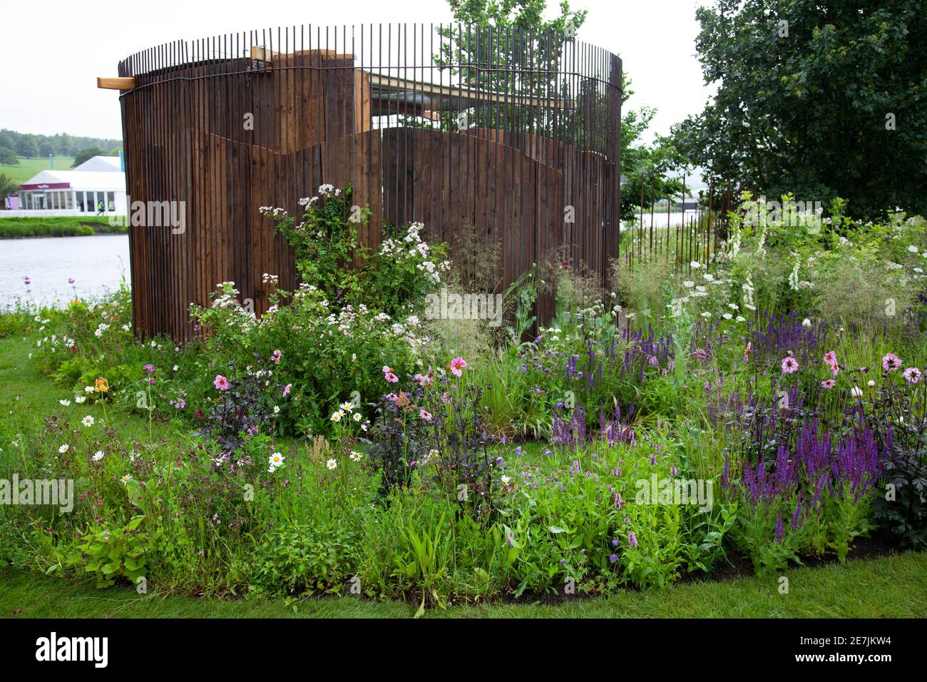 Sculpture industrielle de barre d'acier au milieu de la plantation naturaliste dans le Jardin des dauphins de Brewin - RHS Chatsworth Flower Show 2017 Banque D'Images