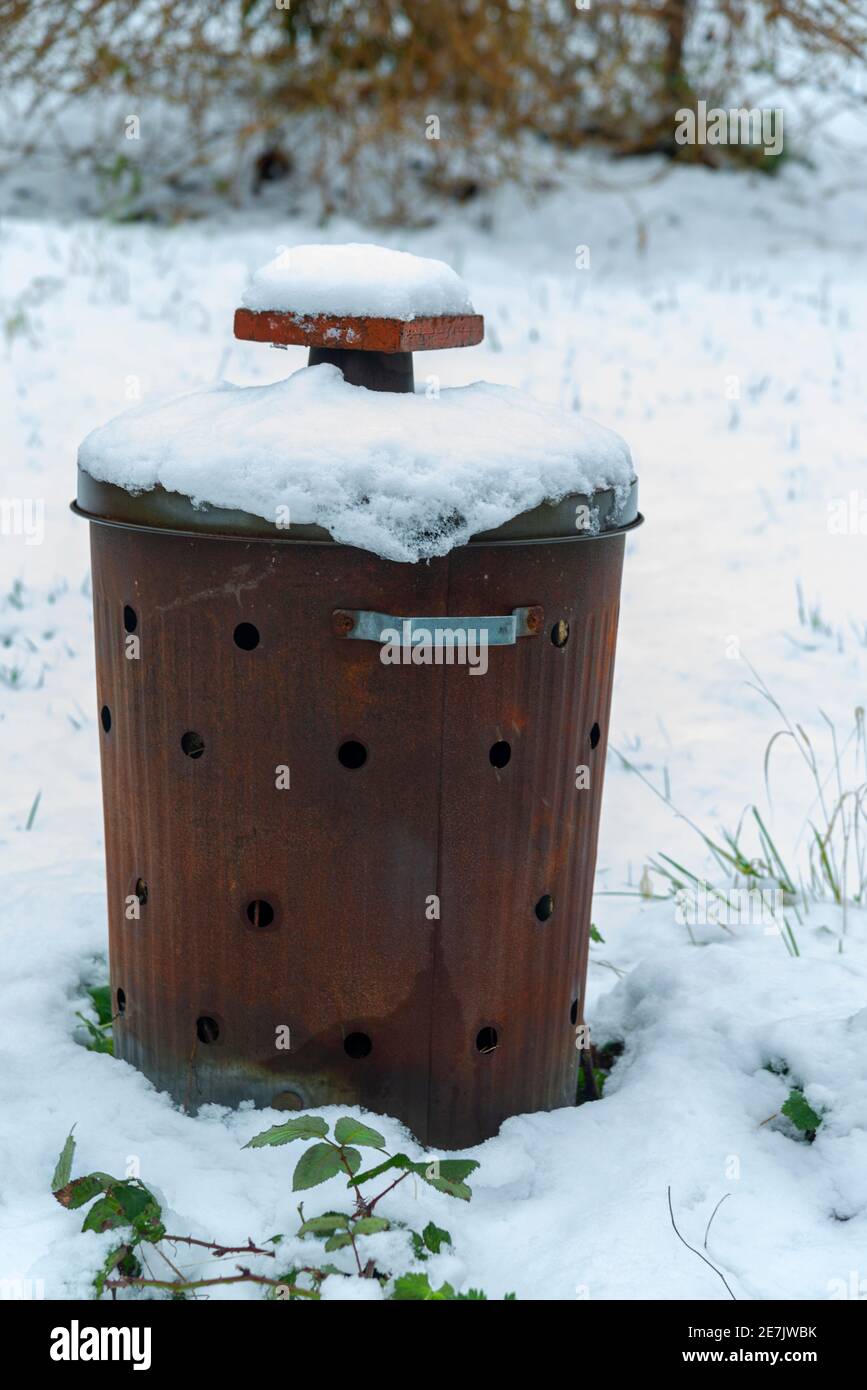 Incinérateur de jardin couvert de neige pendant une période de froid en janvier - Berkshire, Angleterre, Royaume-Uni Banque D'Images