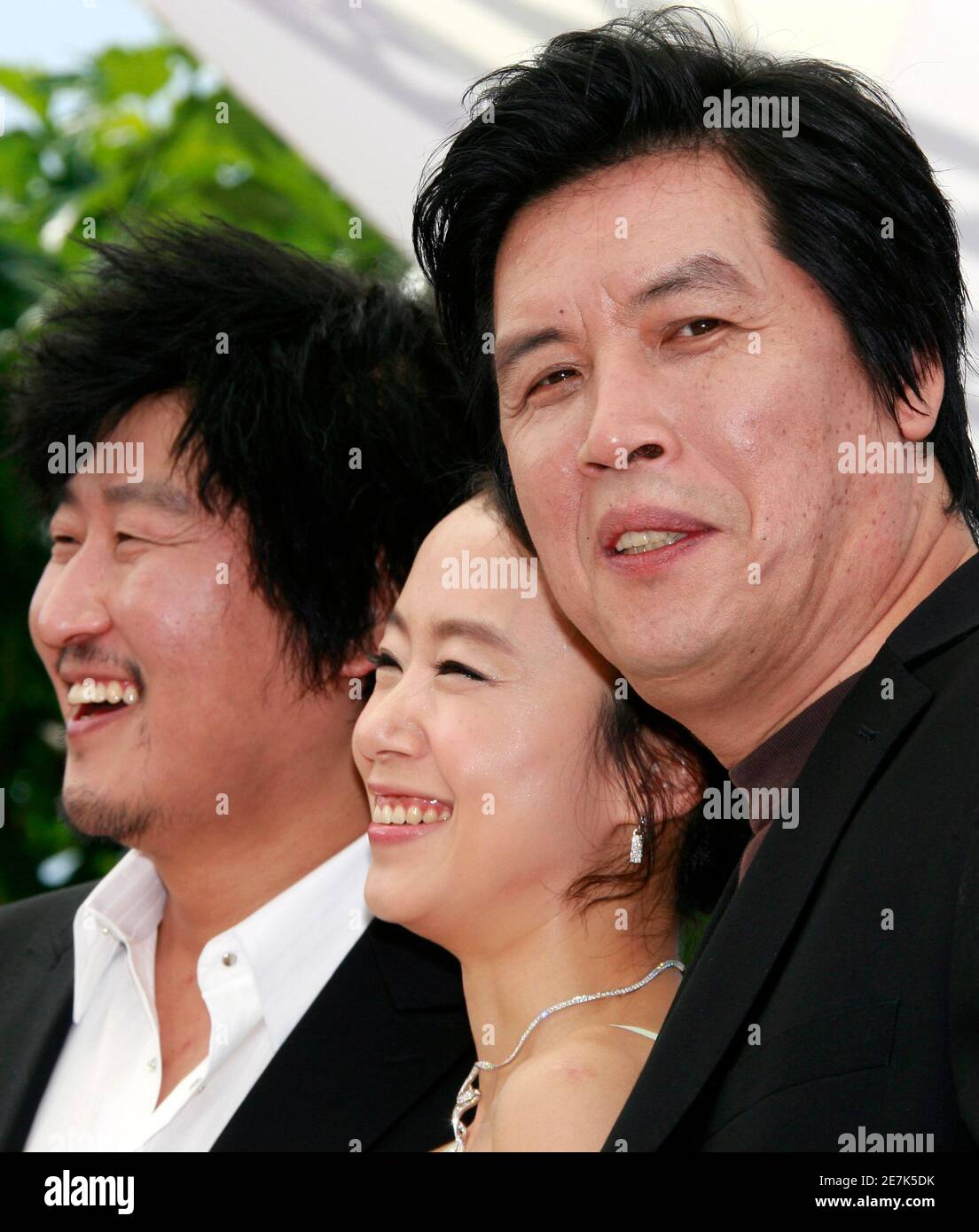 Song Kang-ho (L), Jeon do-yeon (C) et Lee Chang-dong, réalisateur sud-coréen, posent lors d'une séance photo pour le film du réalisateur « Sécret Sunshine » au 60ème Festival de Cannes, le 24 mai 2007. REUTERS/Eric Gaillard (FRANCE) Banque D'Images