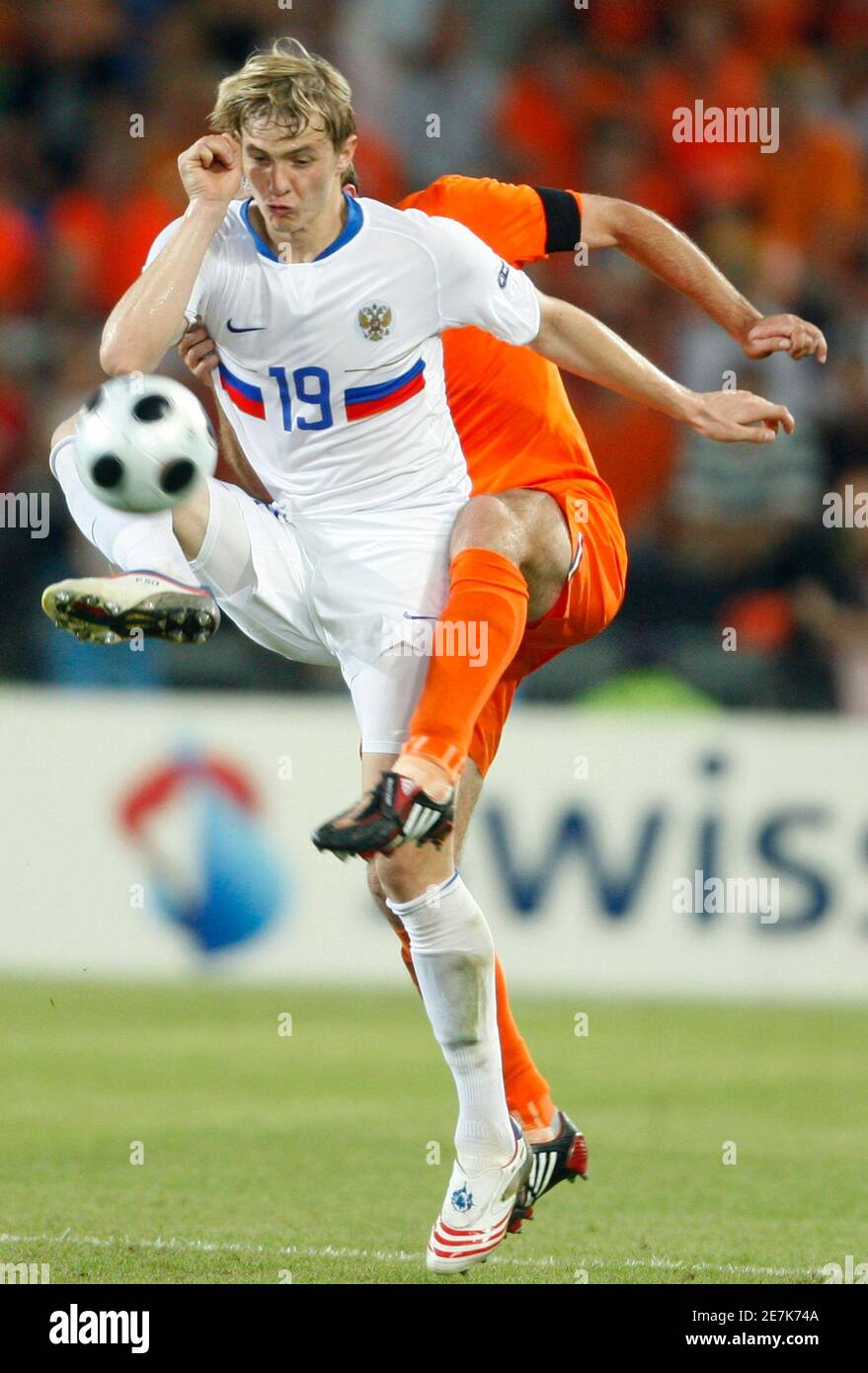 Joris Mathijsen aux pays-Bas et Pavlyuchenko en Russie (19) se battent pour  le ballon lors de leur match de football Euro 2008 quart de finale au stade  St Jakob Park de Bâle,