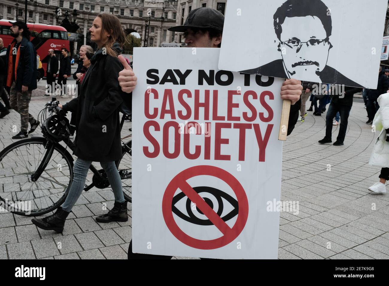 LONDRES, LE 24 OCTOBRE 2020 : un homme protestant contre une société sans espèces, lors d'une manifestation anti-verrouillage. Banque D'Images